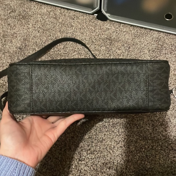 Gorgeous Micheal Kors Crossbody Large Satchel - Picture 3 of 4